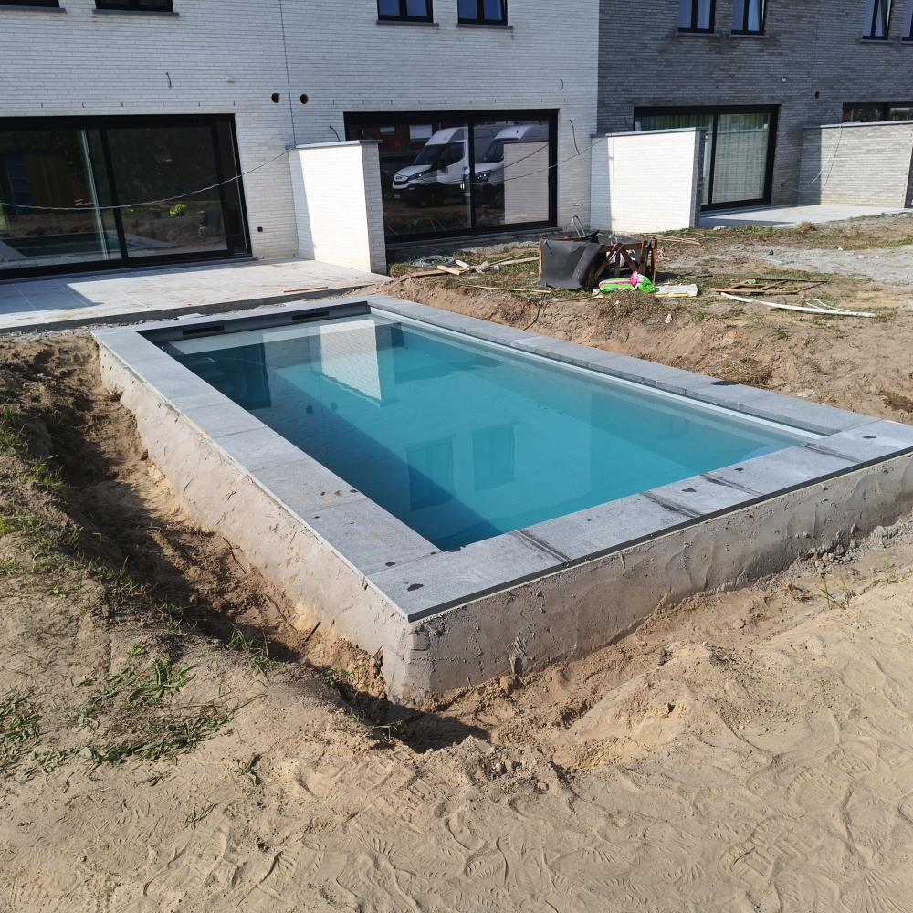 zwembad met graniet boordsteen